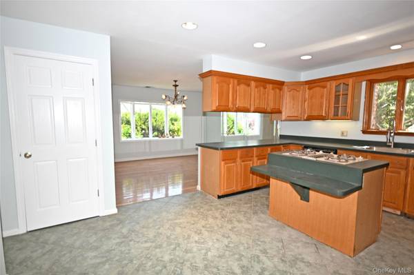 2198 Willow ST, Wantagh, NY 11793