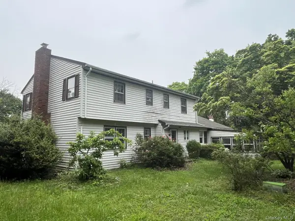 8 Bay PL, Huntington, NY 11743