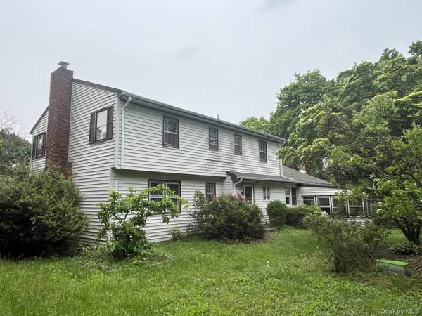 8 Bay PL, Huntington, NY 11743