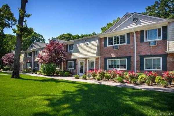 4 Dunstan PL #404B, Coram, NY 11727