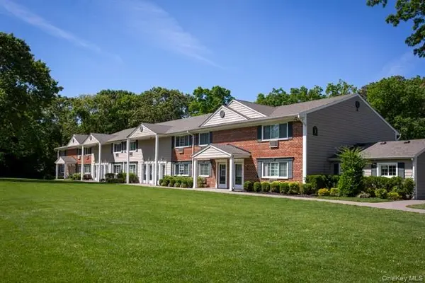 4 Dunstan PL #404B, Coram, NY 11727