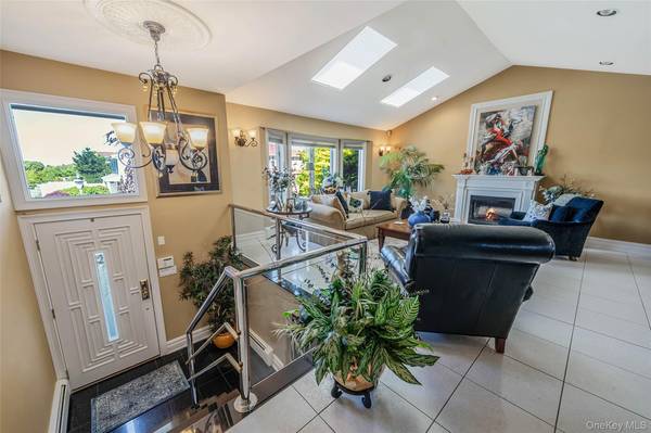 100 Mark LN, Atlantic Beach, NY 11509