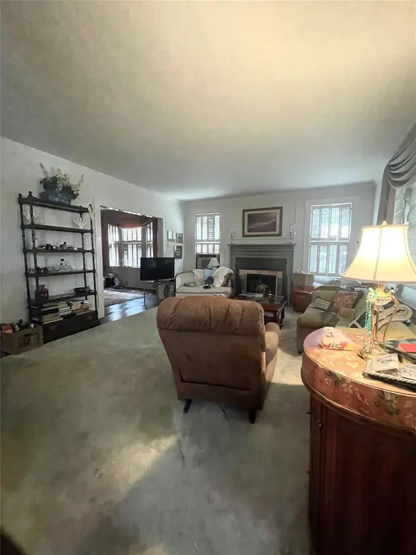 4005 203rd ST, Bayside, NY 11361