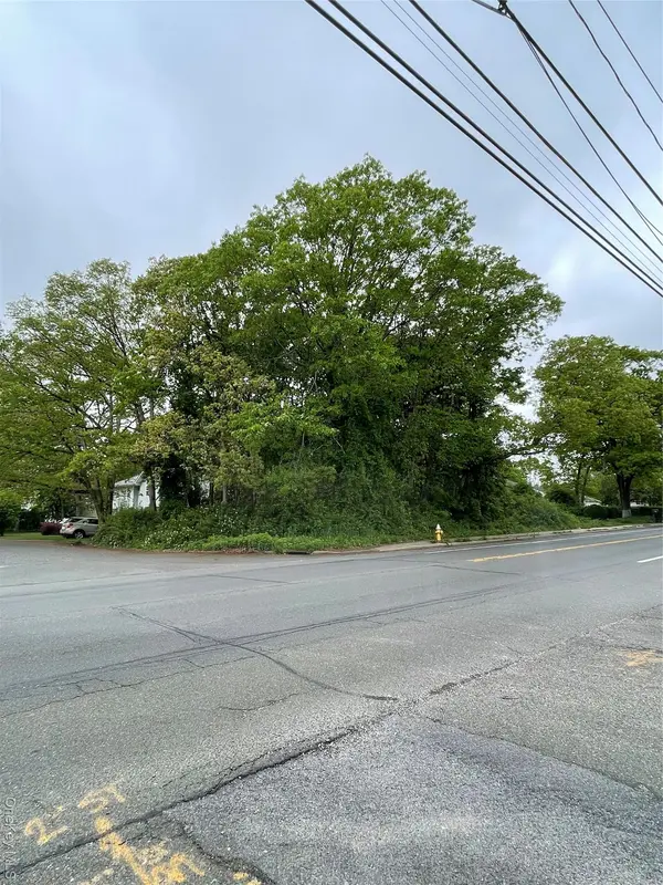 91 W Plum ST, Brentwood, NY 11717