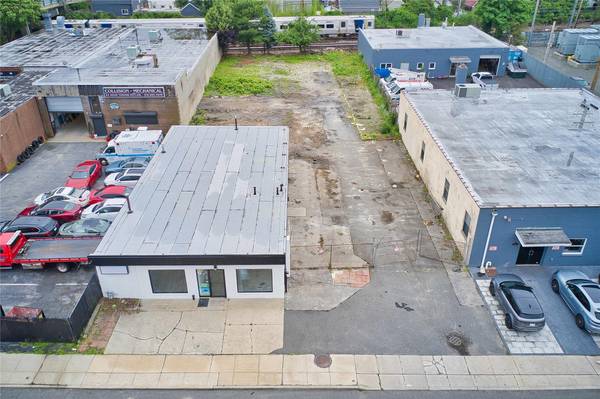 88 S Bayles AVE, Port Washington, NY 11050