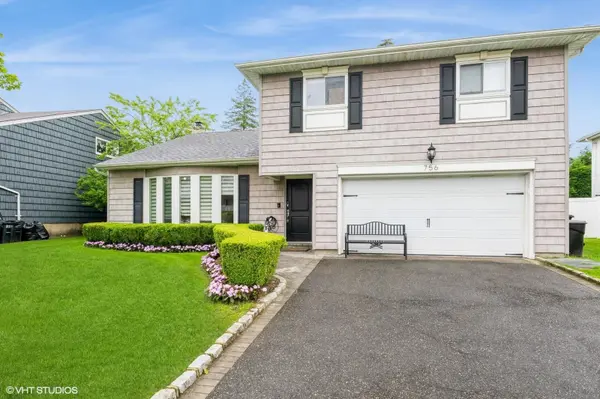756 Dumont PL, North Woodmere, NY 11581