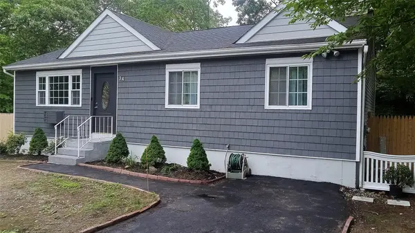 34 Park LN, Medford, NY 11763