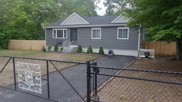 34 Park LN, Medford, NY 11763