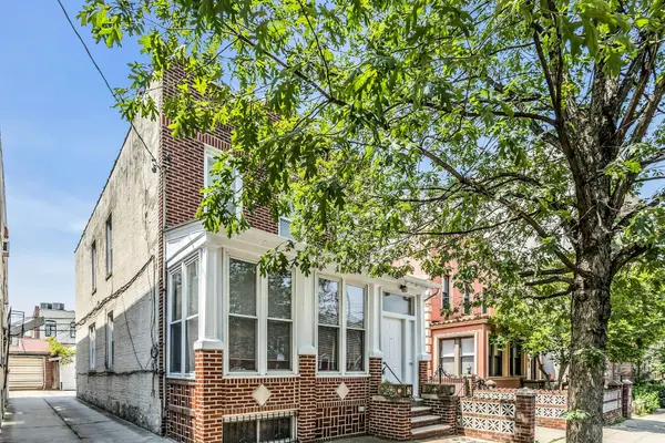 25-34 42nd ST, Astoria, NY 11103
