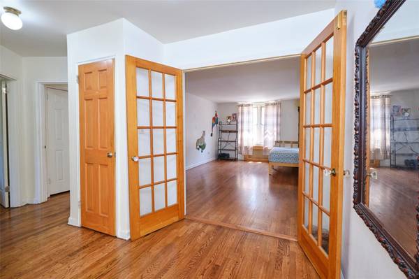 67-25 Clyde ST #2L, Forest Hills, NY 11375