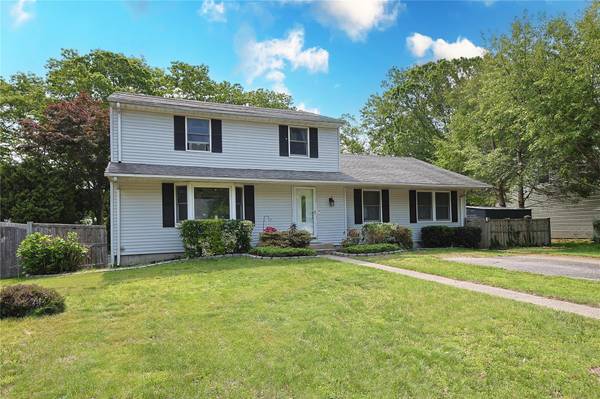 33 Highview LN, Ridge, NY 11961