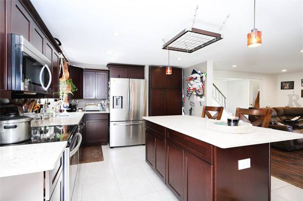 33 Highview LN, Ridge, NY 11961