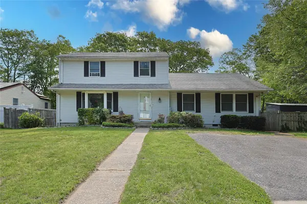 33 Highview LN, Ridge, NY 11961