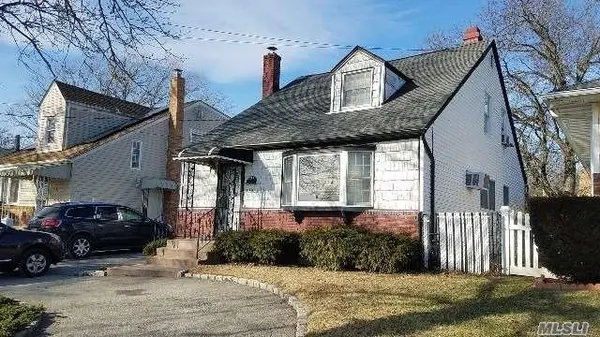 492 Pershing BLVD, Rockville Centre, NY 11570