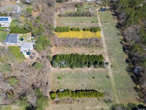 Cedarhurst Ave, Medford, NY 11763