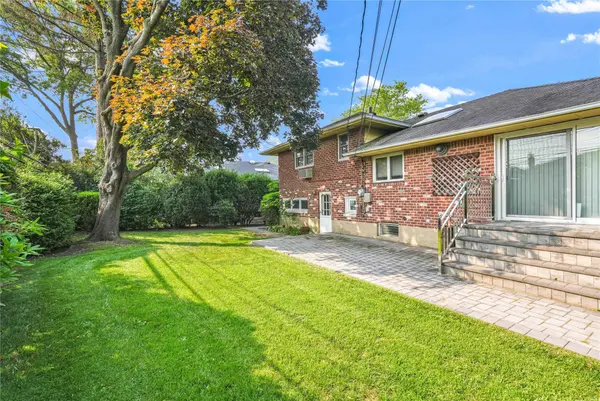906 Bromton DR, Westbury, NY 11590