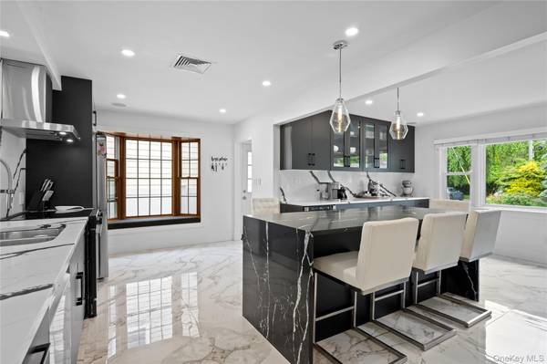 1 Bennett AVE, Huntington, NY 11746