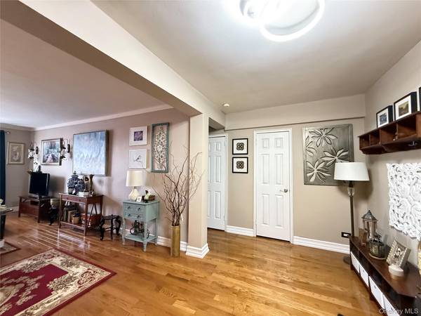 143-50 Hoover AVE #302, Briarwood, NY 11435
