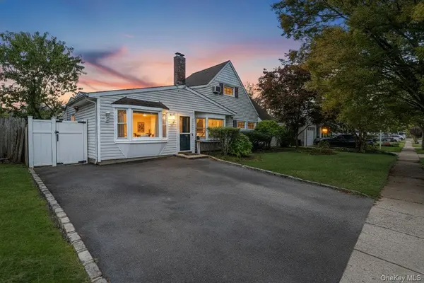 95 Lantern RD, Hicksville, NY 11801