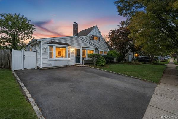 95 Lantern RD, Hicksville, NY 11801