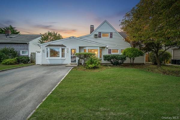 95 Lantern RD, Hicksville, NY 11801