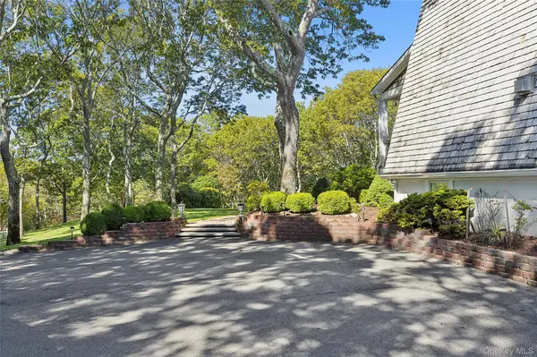 22 Old Trail RD, Water Mill, NY 11976