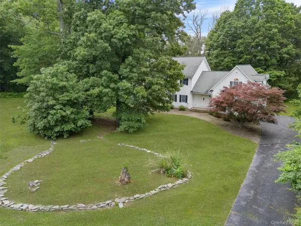 16 Apple Summit LN, Lagrangeville, NY 12540