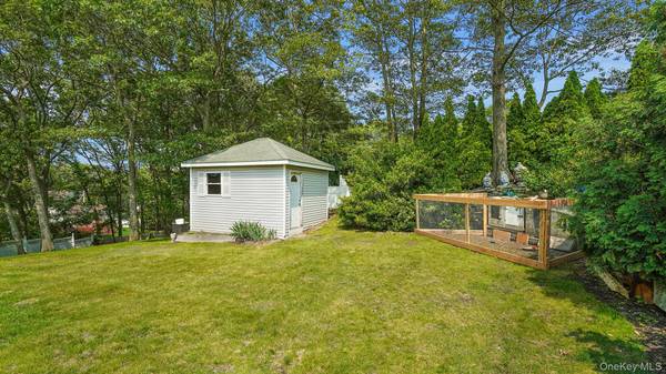 59 Lidge DR, Farmingville, NY 11738
