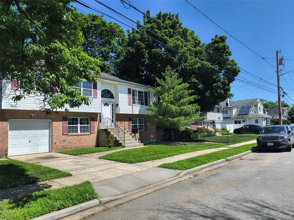 1056 E Arthur ST, Uniondale, NY 11553