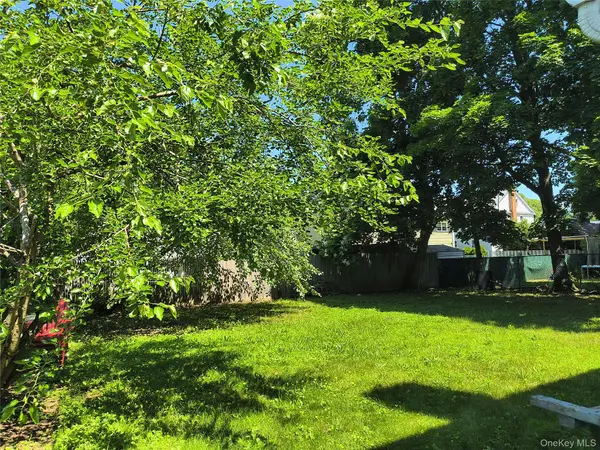1056 E Arthur ST, Uniondale, NY 11553
