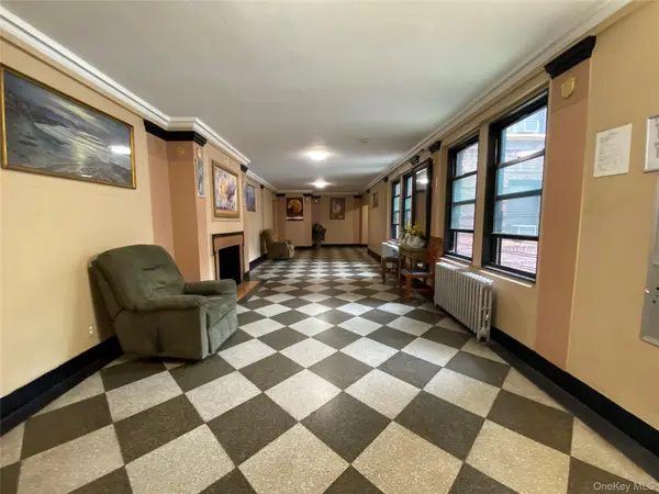 61-40 Saunders ST #D24, Rego Park, NY 11374