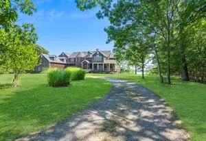 3 Old Mastic DR, Mastic Beach, NY 11951