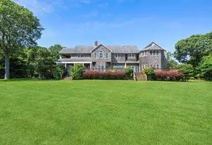 3 Old Mastic DR, Mastic Beach, NY 11951