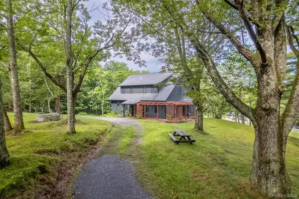 405 Vista Maria Road, Cragsmoor, NY 12420