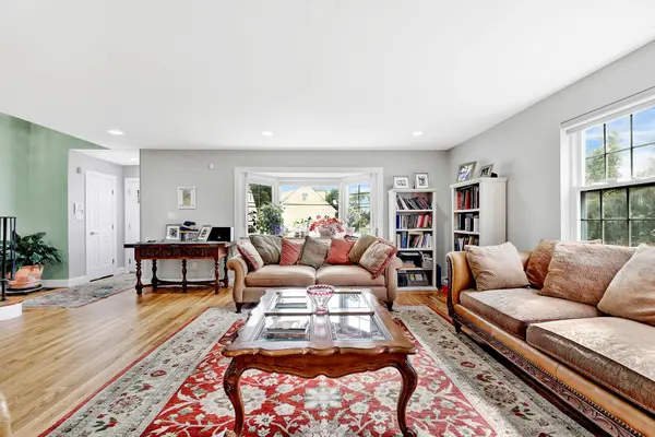 97 Burnham AVE, Roslyn Heights, NY 11577