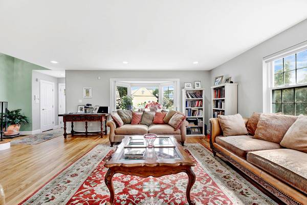 97 Burnham AVE, Roslyn Heights, NY 11577