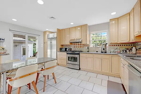 97 Burnham AVE, Roslyn Heights, NY 11577
