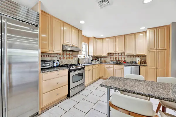 97 Burnham AVE, Roslyn Heights, NY 11577