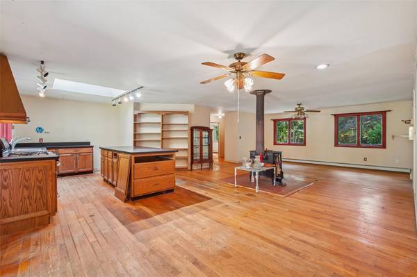 27 Jagger LN, Westhampton, NY 11977