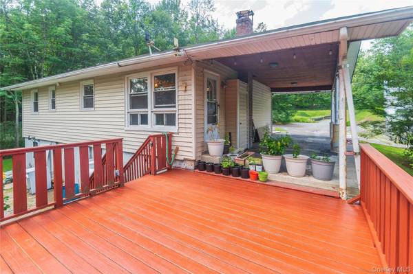 17 Hillside PL, Fallsburg, NY 12779