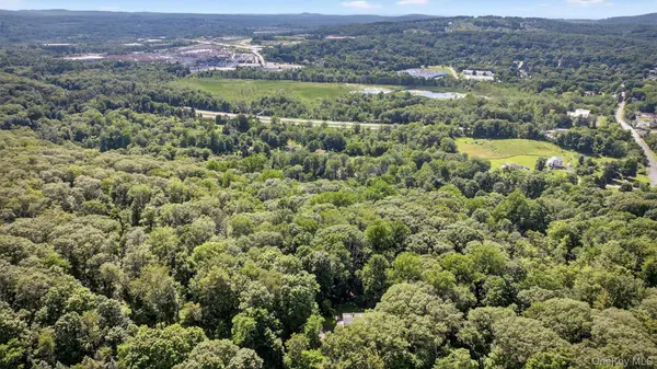 300 Estrada RD, Central Valley, NY 10917