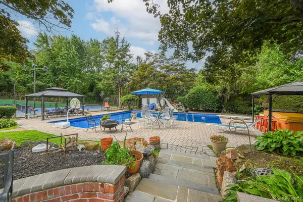 23 Pettit DR, Dix Hills, NY 11746