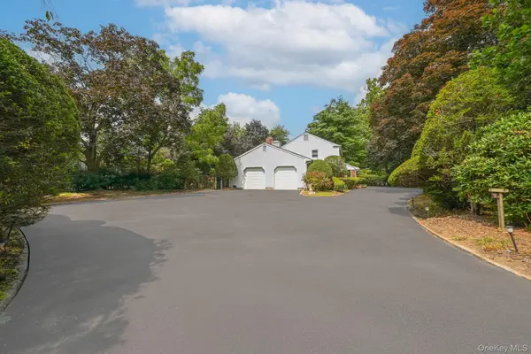 23 Pettit DR, Dix Hills, NY 11746