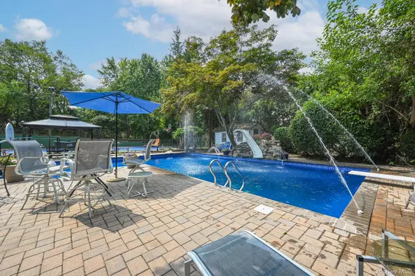 23 Pettit DR, Dix Hills, NY 11746