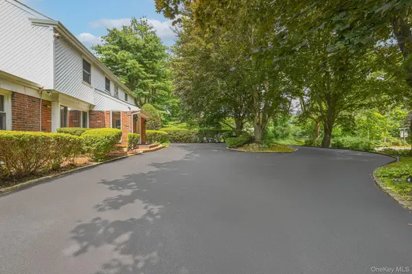 23 Pettit DR, Dix Hills, NY 11746