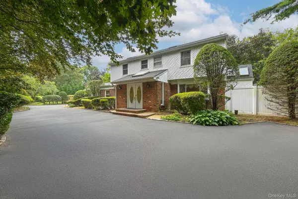23 Pettit DR, Dix Hills, NY 11746