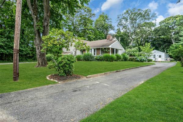 11 Grove AVE, Saint James, NY 11780