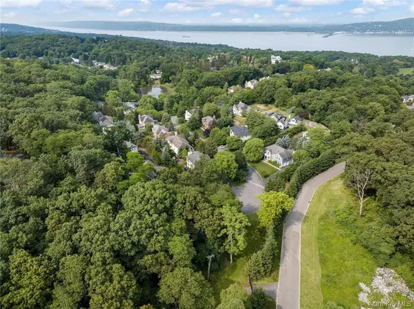 98 Roundabend RD, Tarrytown, NY 10591