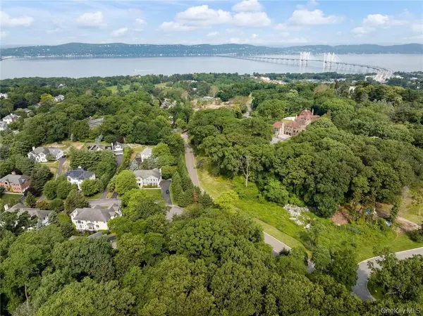 98 Roundabend RD, Tarrytown, NY 10591