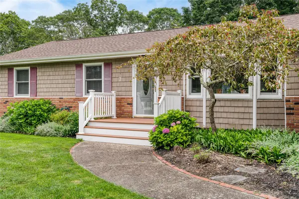 7 Russell RD, Hampton Bays, NY 11946